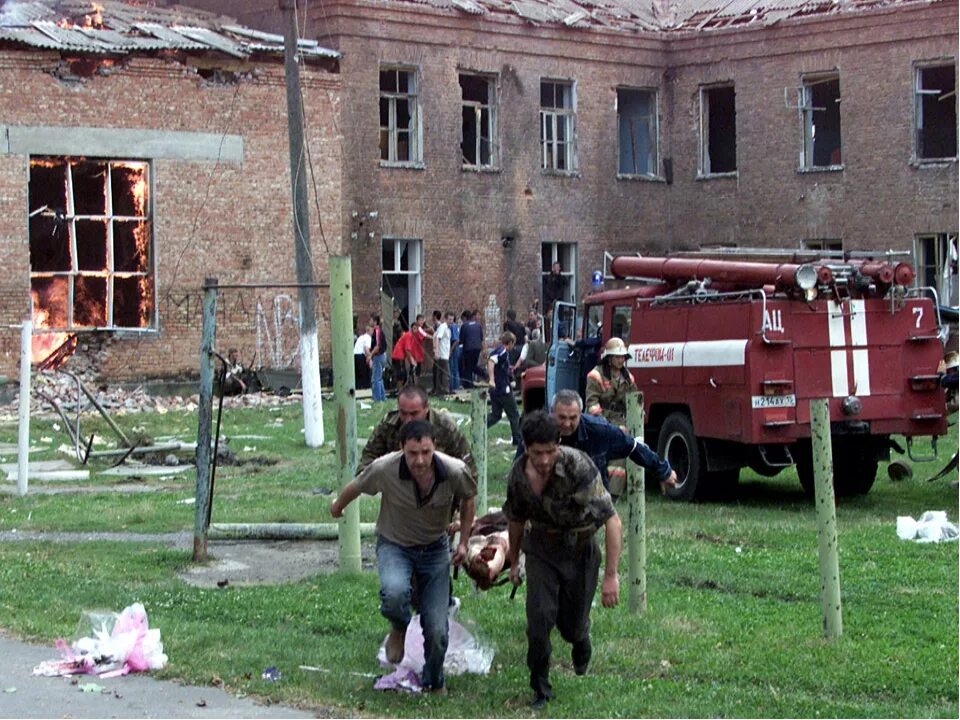 Теракт в школе беслана в каком году. Беслан Северная Осетия 1 сентября 2004. Беслан 1 сентября 2004 штурм. Теракт в школе 1 сентября в Беслане. 2004 — Захвачена школа в Беслане.