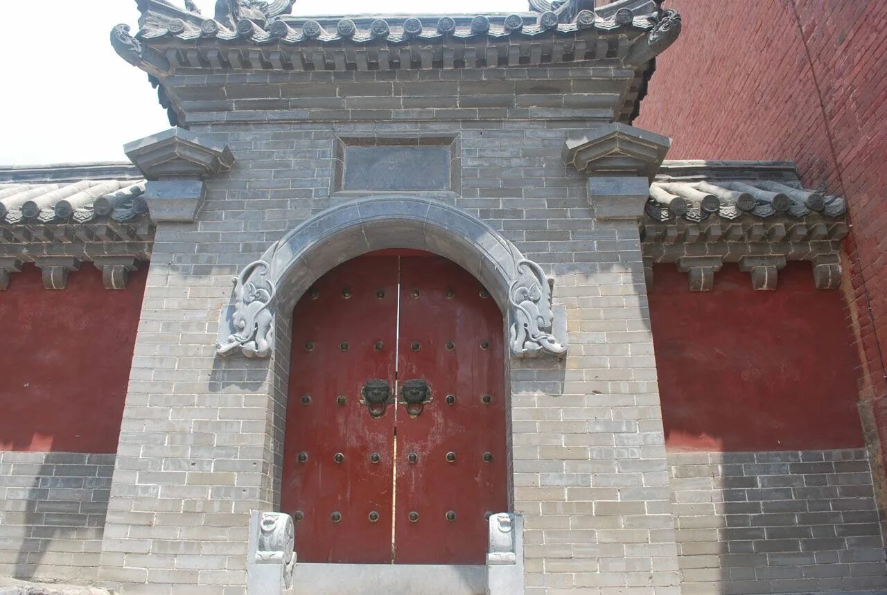 Двери в китайских домах. Китайская дверь. Китайские двери традиционные. Общественные двери. Красные двери храм Чили.
