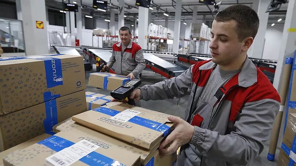 Комплектовщик на склад. Женщины на заводе на сборке. Слесарь ремонтник. Комплектовка товара на складе. Комплектовщик на склад.