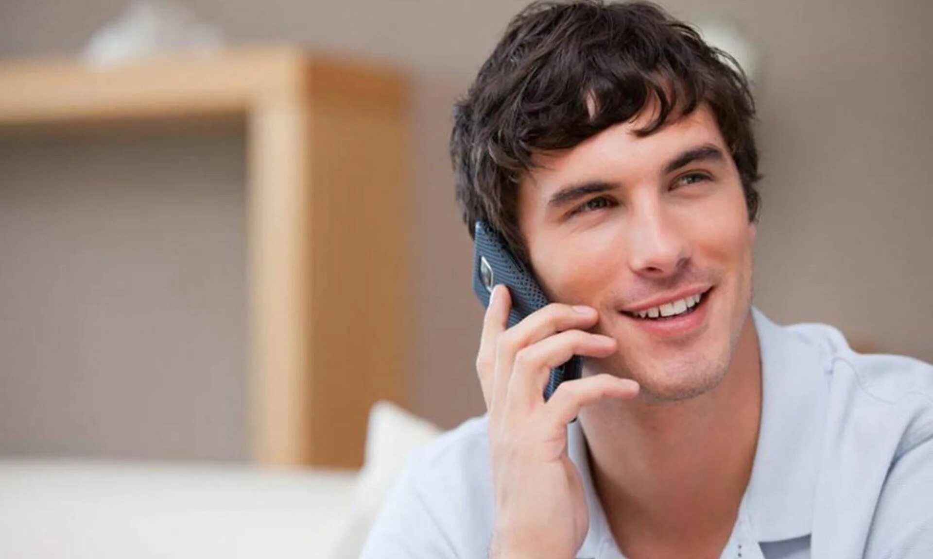 разговор по мобильному телефону. серьезный сайт с телефонами. бизнесмен. разговор по мобильному. разговор по телефону.