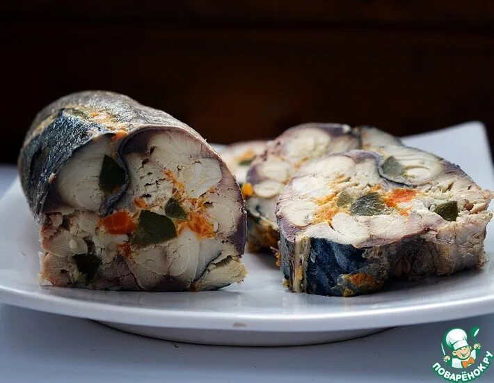 скумбрия рулет с желатином. скумбрия фаршированная по царски с желатином. рецепт скумбрии рулет с желатином пошаговый. рецепт скумбрии рулет с желатином пошаговый. рулет из скумбрии царский.