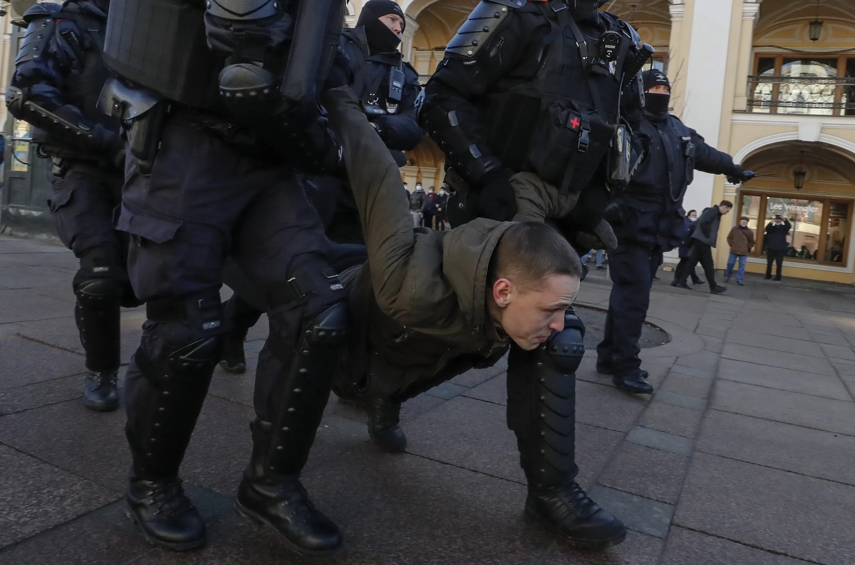 Выйти против войны. Задержание на митинге в Москве. Военные против полиции. Задержания на антивоенных митингах.