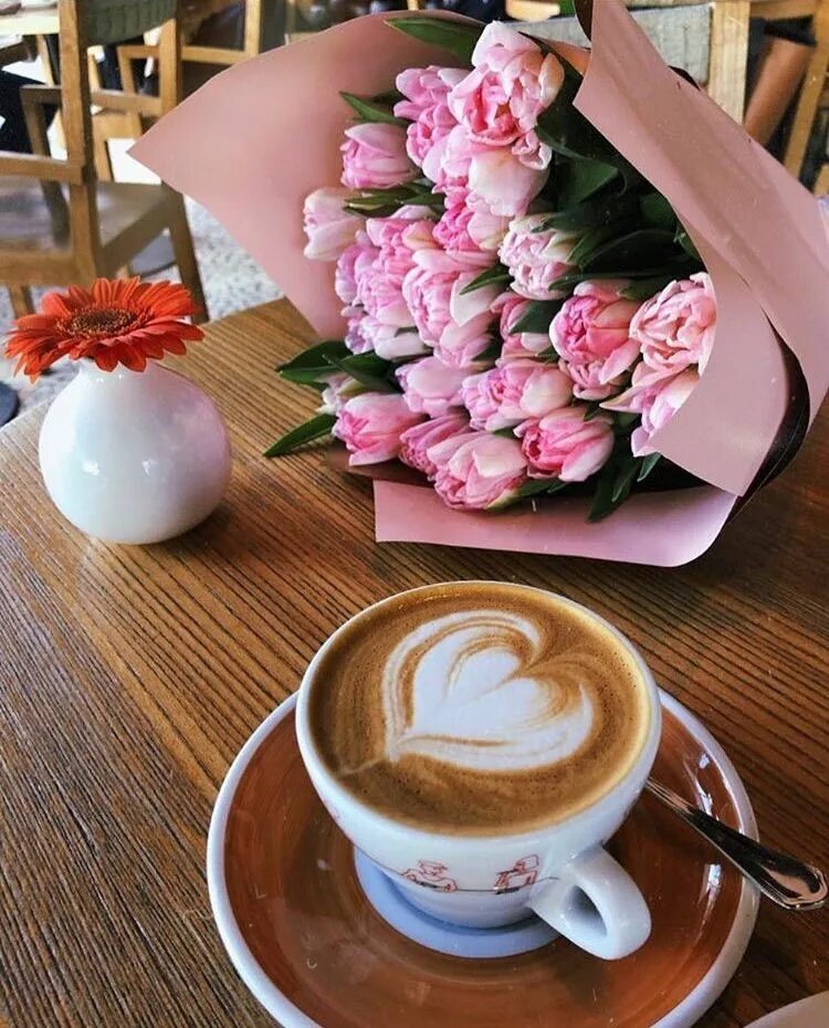 Кофе и цветы. Утро кофе цветы. Доброе утро кофе. Красивое кофе с цветами.