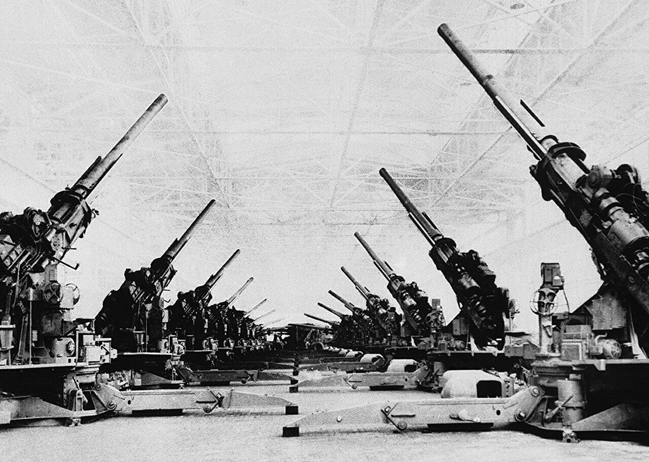 Только японские зенитные пушки все время. 120-Мм зенитная пушка m1. Зенитные пушки второй мировой войны СССР. Зенитки второй мировой войны. Зенитные орудия второй мировой войны.