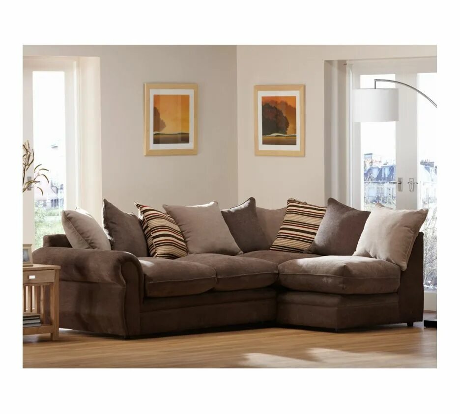 Кофейный диван в интерьере. Диван цвета какао в интерьере. Мягкая мебель в интерьере гостиной. Диван кофейного цвета в интерьере гостиной. Диван милфорд кофе с молоком.