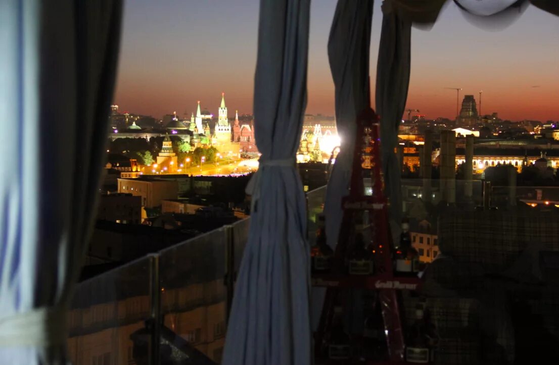 Ночной вид с балкона. Вечерний вид с балкона. Рестораны с видом на Кремль Казань. Красивый вид с балкона Москва. Погорелов звезды с балконов