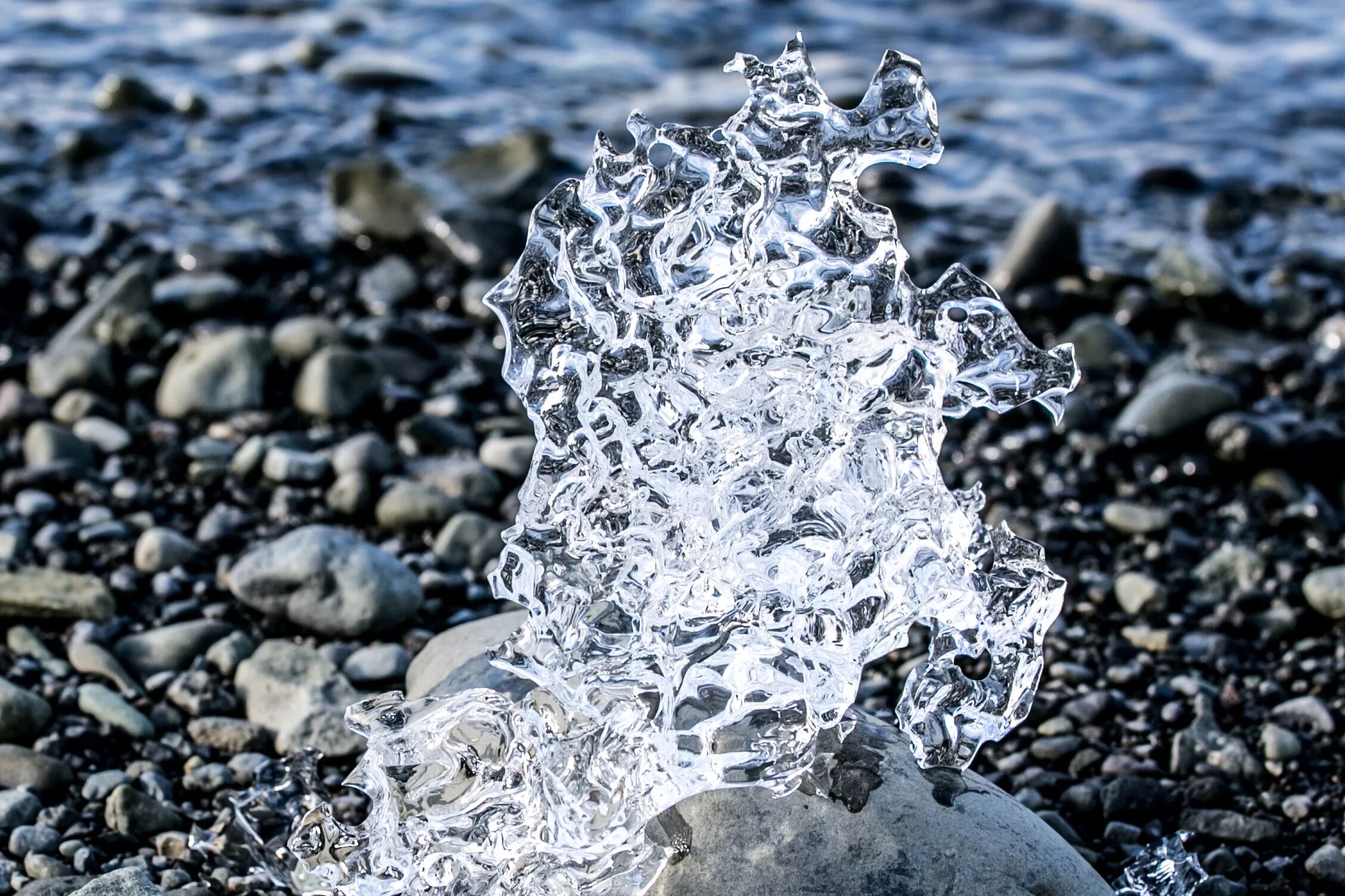Потеря кристаллизационной воды. Кристаллизационная вода. Плавление воды фото. Всплески воды природа зима. Естественные брызги воды.
