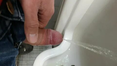 Kencing dan air mani di kamar mandi umum 