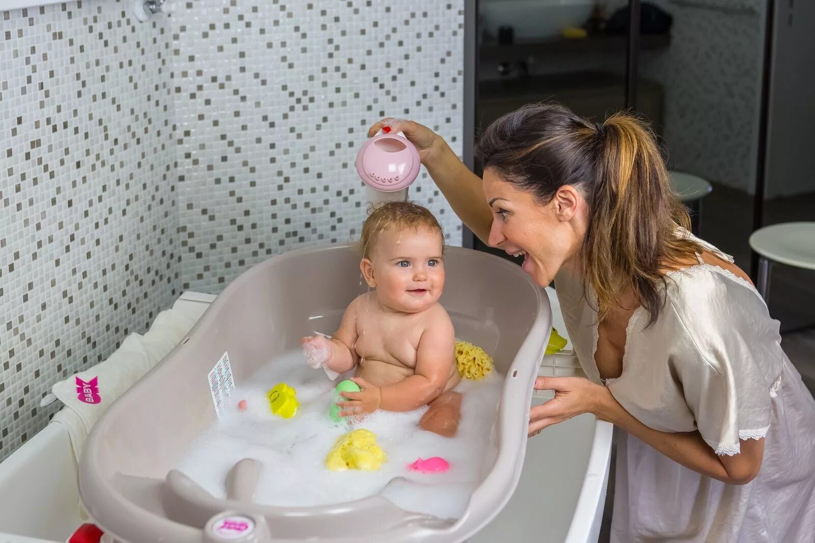 Мама в ванне видео. Ванная для малыша. Купается в ванной. Малыш в ванной. Купание мамы с малышом в ванной.