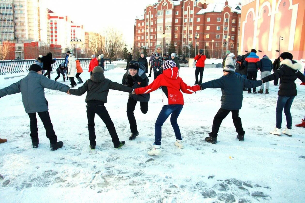 Зимние игры на улице. Прогулка во дворе. Дети играют на улице. Зимние дворовые игры.