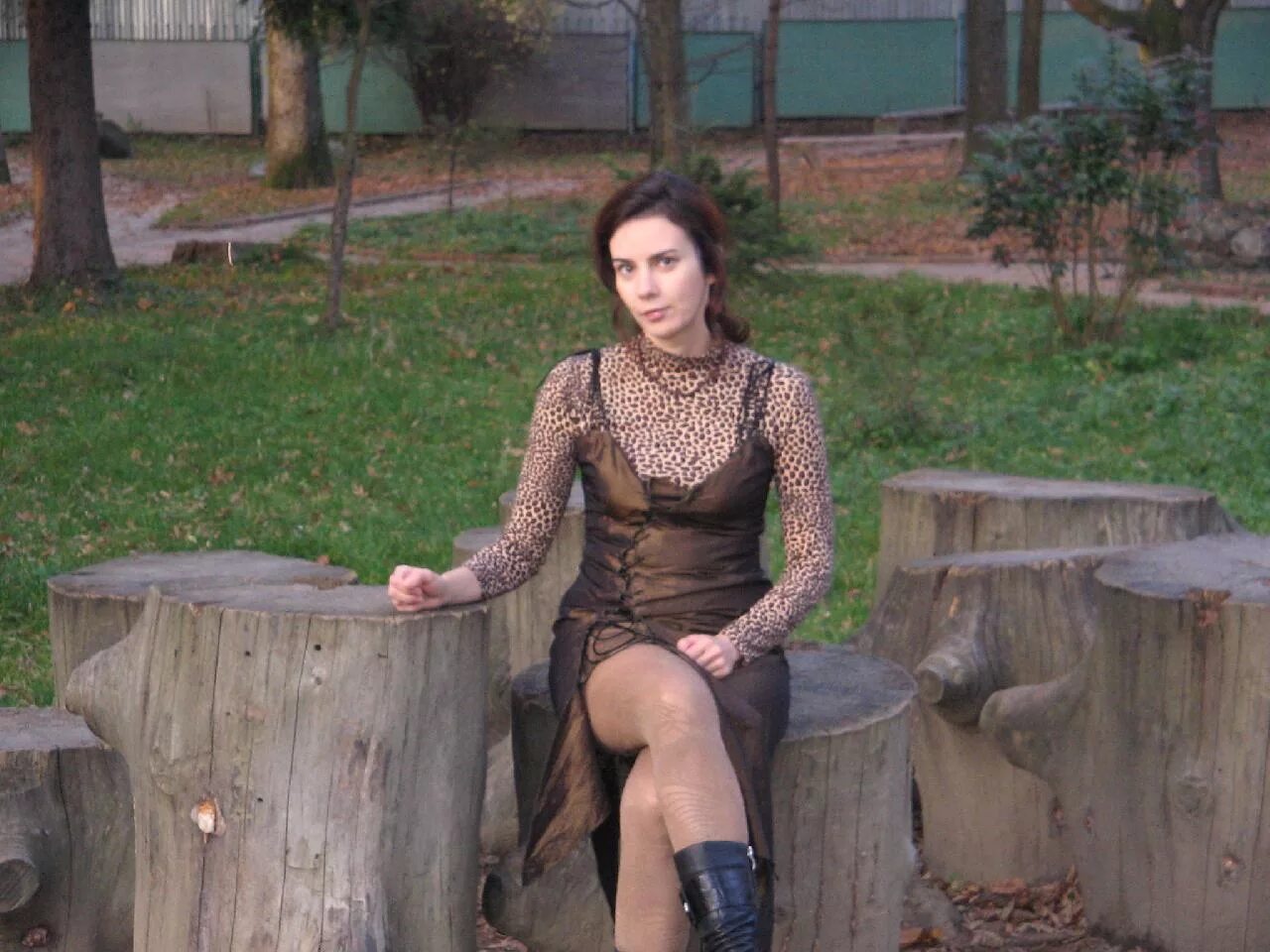 полная женщина в деревне. взрослая женщина летом. деревенские женщины. женщина на даче. деревенские женщины 60 лет.