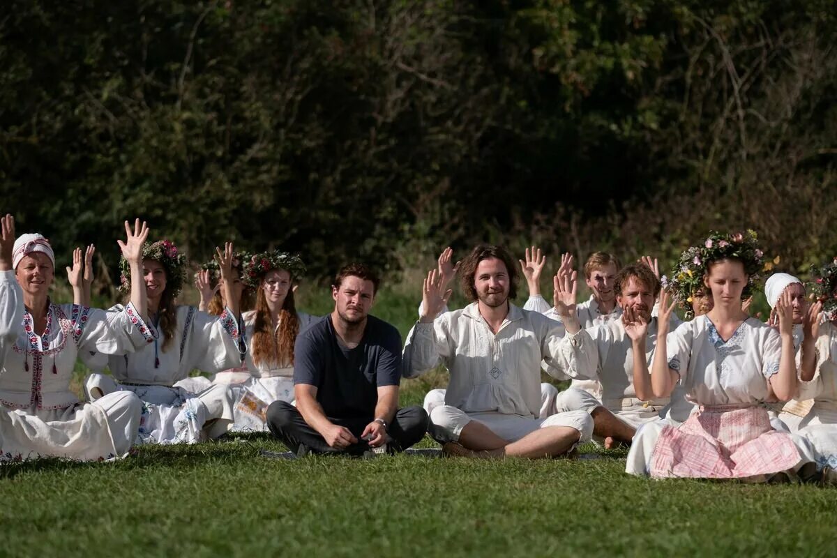 Солнцестояние программа. Солнцестояние  midsommar (2019). солнцестояние (2019, реж. а.астер). ари астер солнцестояние.