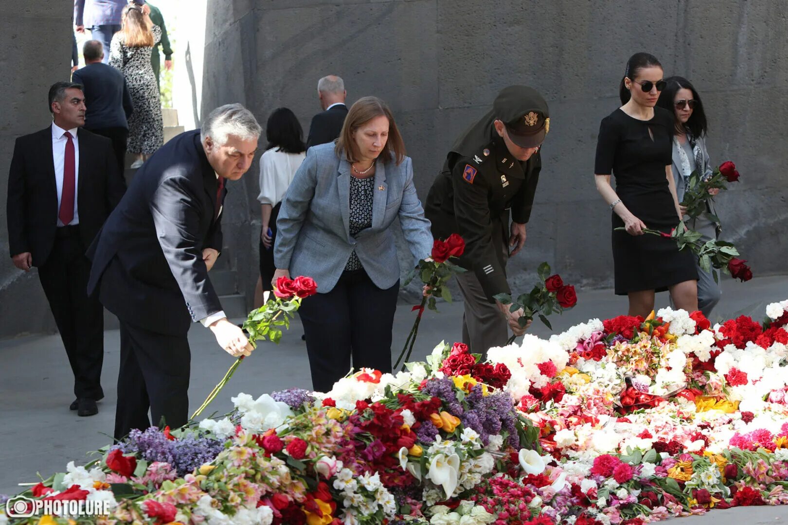 день памяти жертв геноцида армян. 24 апреля геноцид вечный огонь ереван. геноцид армян кто устроил. 1915 трагедия в армении. геноцид армян 1915 24 апреля.