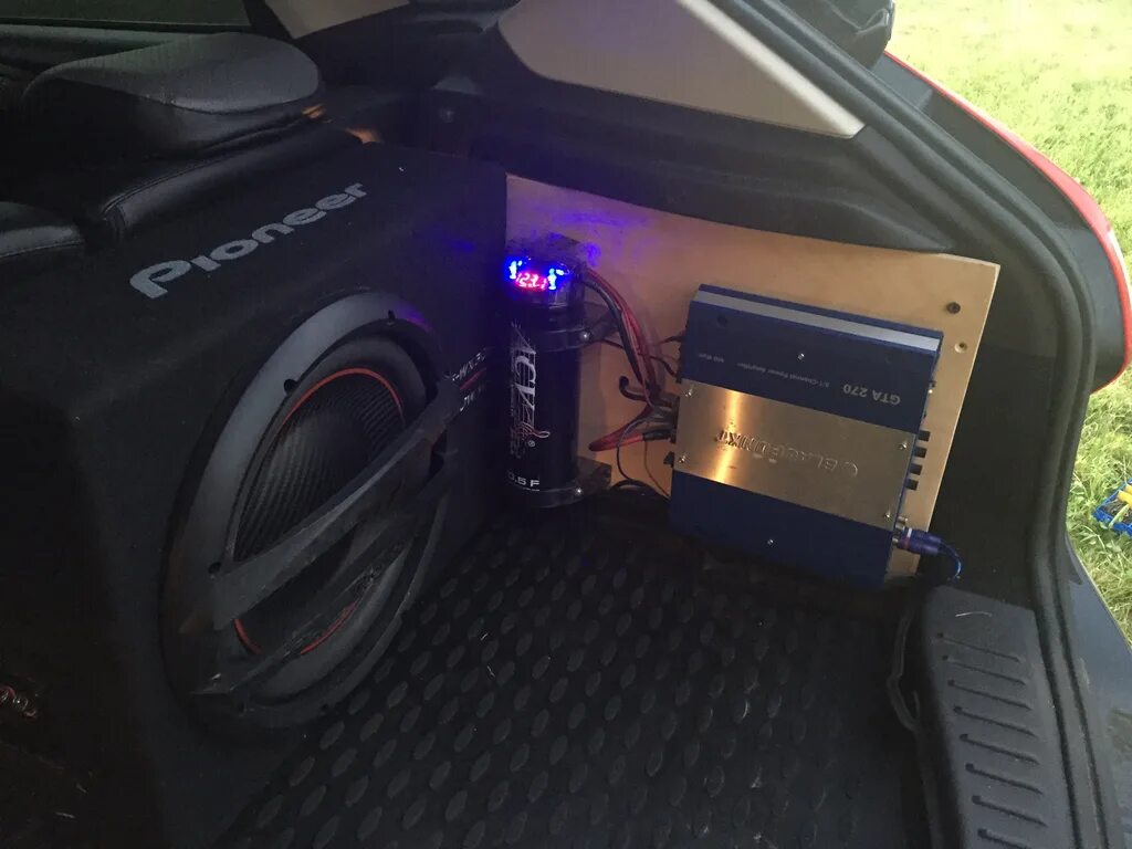 Буфер в машину. Большие сабвуферы в машину. Сабвуфер в машину. Сабвуфер прайд 15 в машине. Бас без сабвуфера.