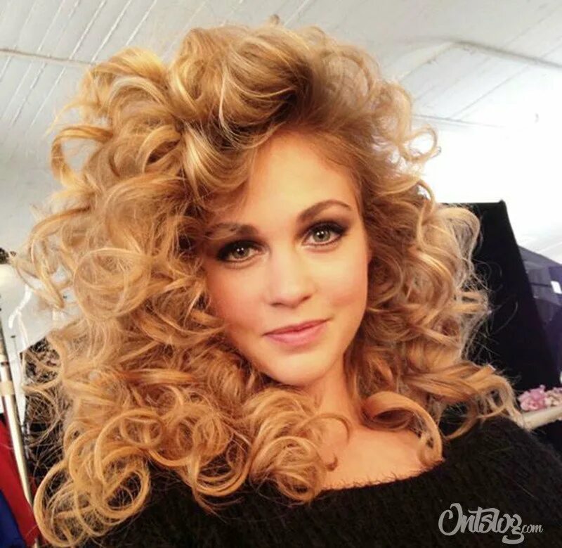 Curly blonde. Кудри 80-х. Прическа в стиле 80-х. Причёски в стиле 90-х. Укладка в стиле 80-х.