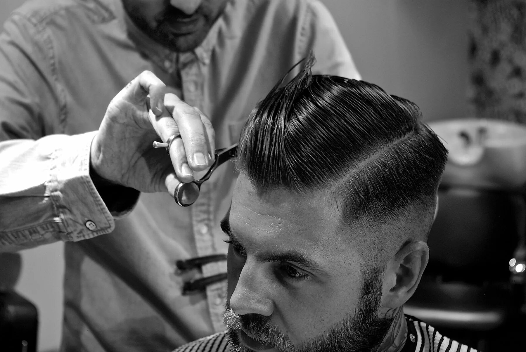 Barbers 4. Олдбой барбершоп стрижка. Барбер стрижки. Парикмахер мужской. Мужской парикмахер барбер.