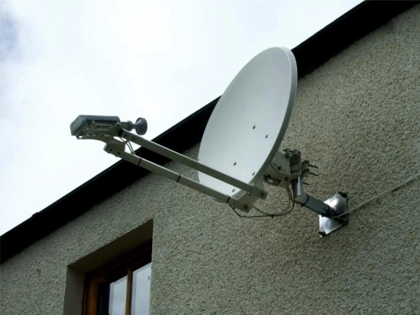 Параболическая антенна 4g. Большие спутниковые антенны. Антенна тарелка. Параболическая антенна bester воронеж. Спутниковая антенна бесплатные каналы.