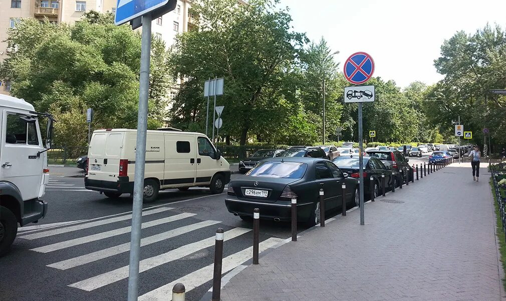 Сообщить о нарушении правил парковки. Нарушение правил парковки. нарушение правил стоянки и остановки транспортных средств. нарушение правил парковки и стоянки транспортных средств.