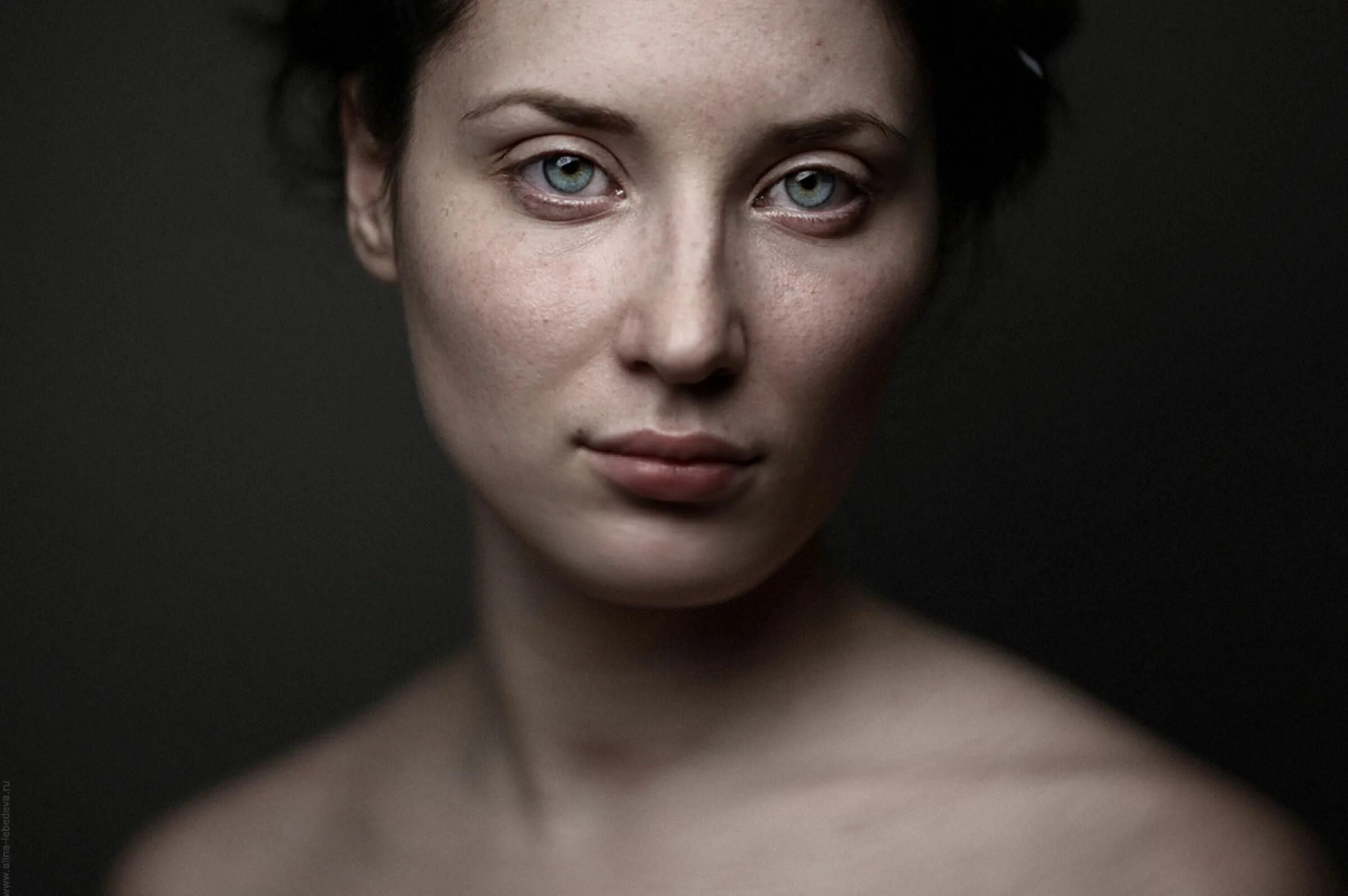 Пронзительный взгляд девушки. О женщина. Pat mcgrath макияжи. Драматичный взгляд. Склеенные ресницы тушью.