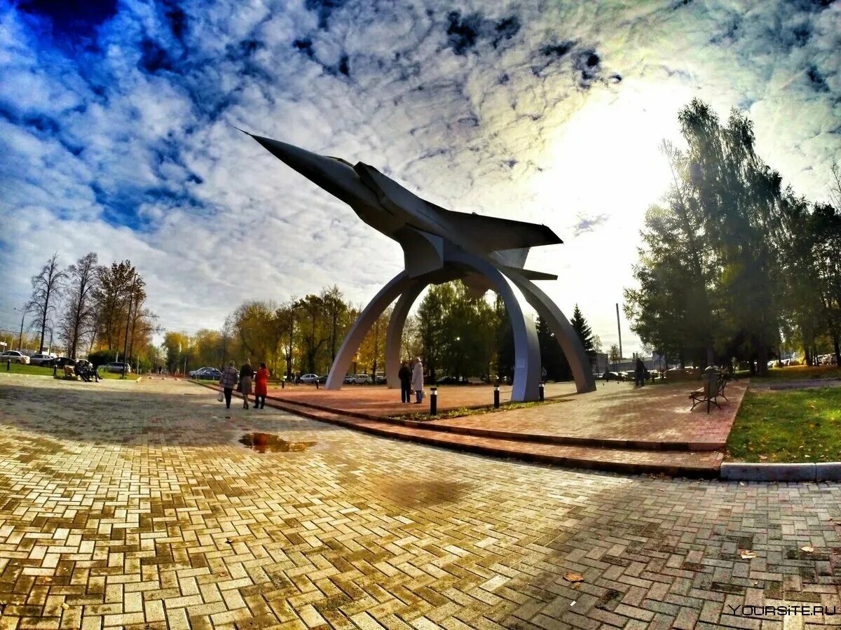 Мировом пермь. Памятник миг 31 в перми. памятник самолет пермь. пермь памятник самолету миг. достромичательности перми.