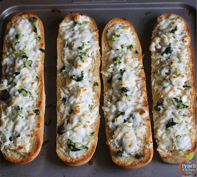 Батон с сыром в духовке. Блюда из хлеба. Хлеб запеченный в духовке. Хлеб с начинкой. Что можно сделать из хлеба рецепты.