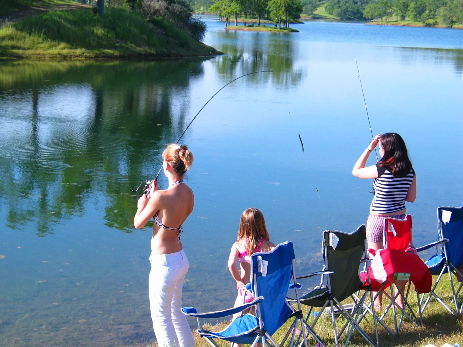 Можно пойти на речку. Летняя рыбалка. Рыбалка летом. Рыбалка на речке. Красивые места для рыбалки.