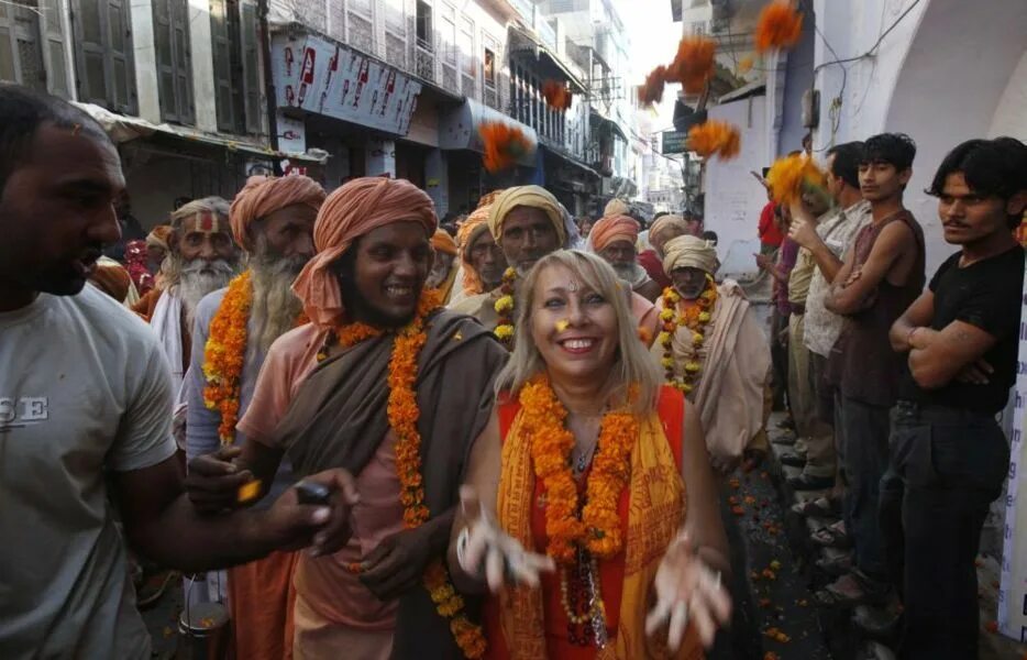 холли праздник красок в индии. бедная индианка. индия люди. фестиваль весны в индии холи. индия люди девушки.