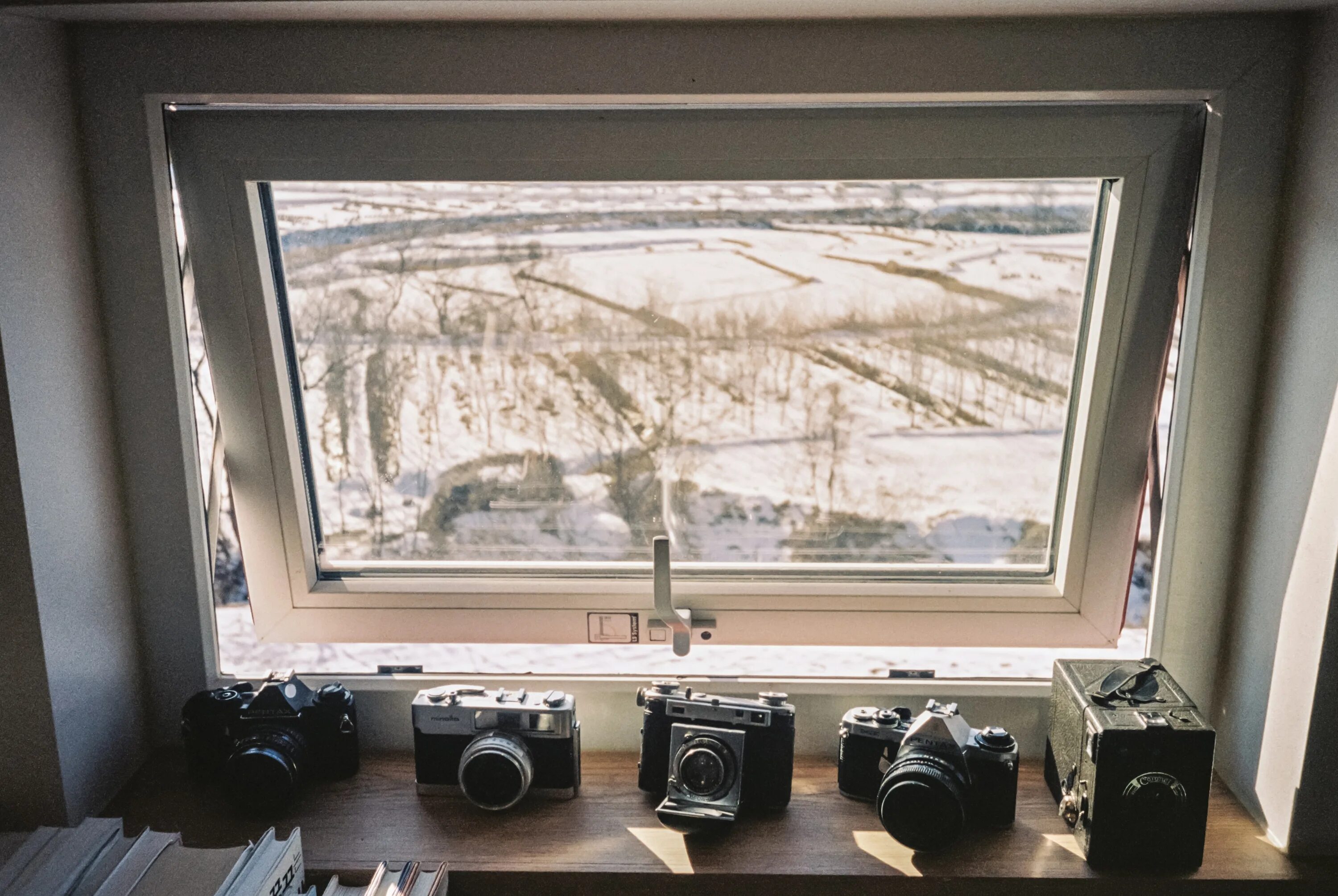 Камера через окно. Видеокамеры на окна. Камеры в окнах. Видеокамера на стеклопакет. Видеокамера на подоконник.