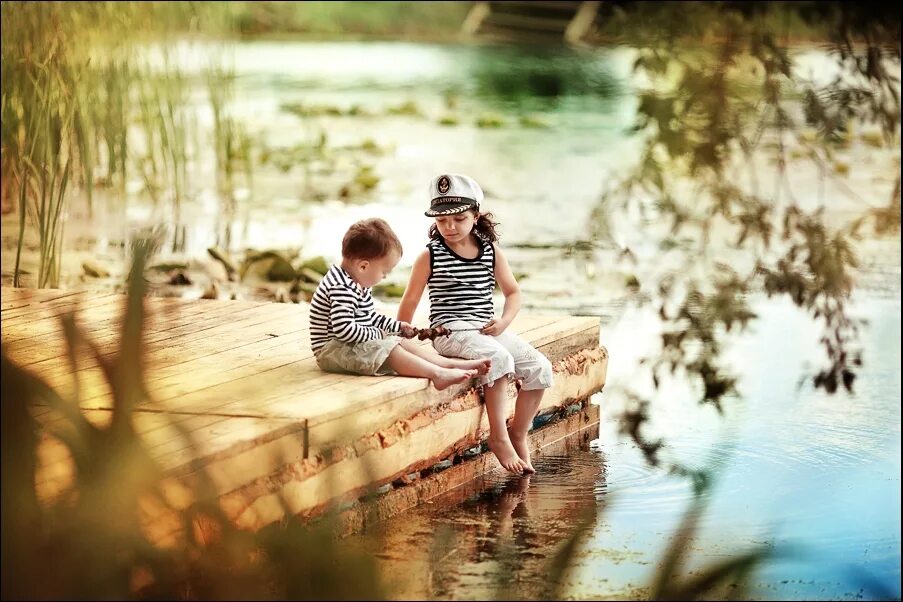Мальчики ловят девочек. Детская фотосессия на озере. Фотосессии на озере для детей. Летняя семейная фотосессия у воды. Фотосессия у реки семья.