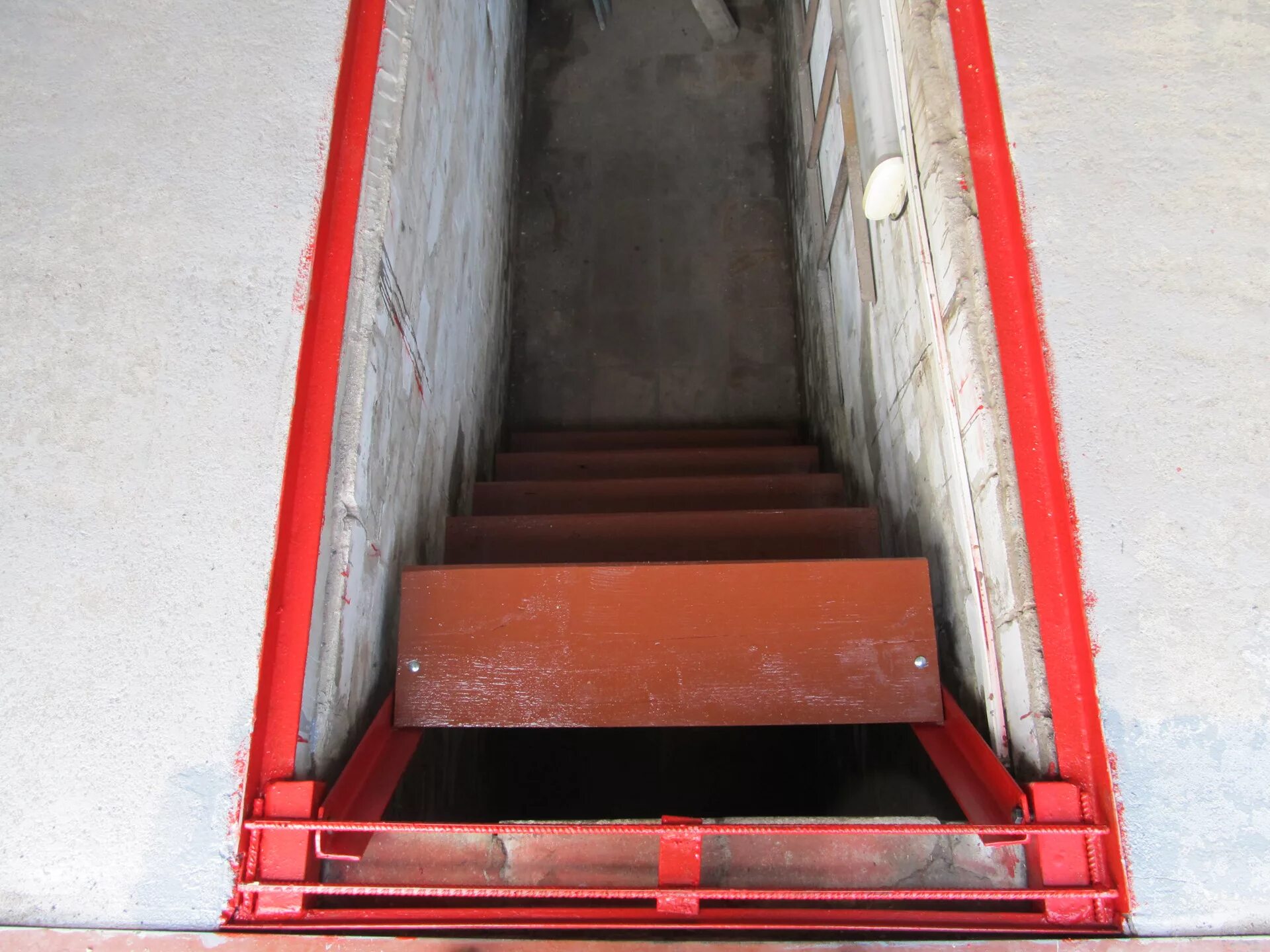 Пластиковая яма для гаража. Гараж смотровая яма спуск сбоку. Лестница в смотровую яму. Лестница в смотровую яму в гараже. Уголок на смотровую яму.