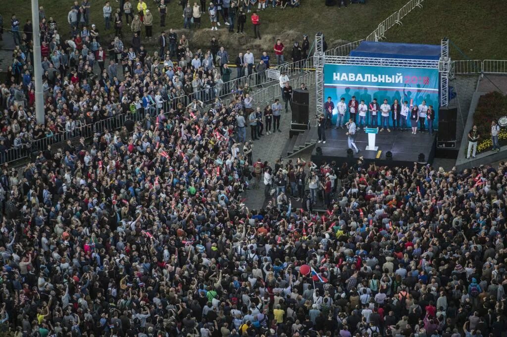 Митинг Навального. Оратор на митинге. Митинг с трибуны. Протесты за Навального.