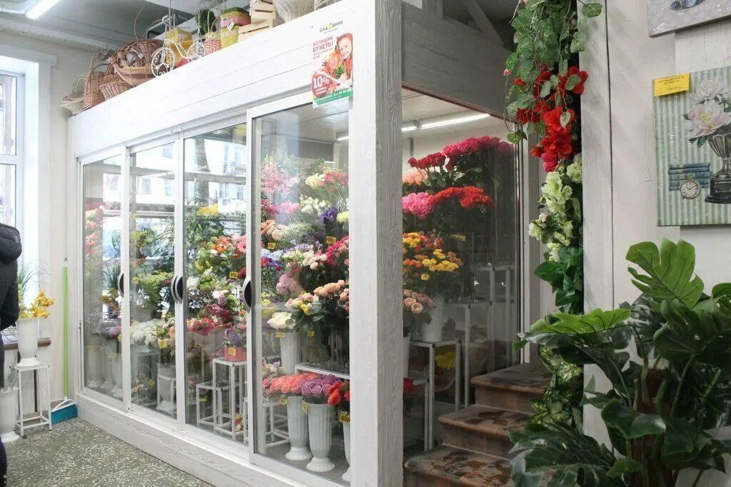 Температура в цветочном холодильнике. Холодильник для цветов. Витрина для цветов. Холодильная камера для цветов. Стеллажи для цветочного холодильника.