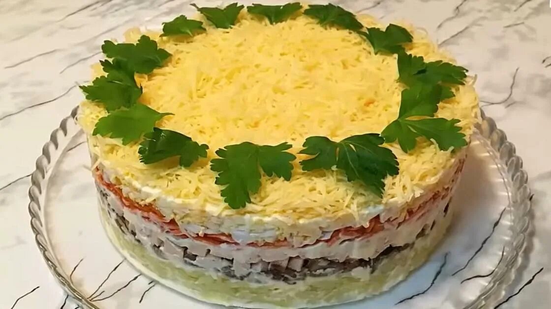 Салат по королевски. Салат царский с курицей. Салат «королевский» (слоеный). Салат королевский с копченой курицей. Салат с грибами и черносливом.