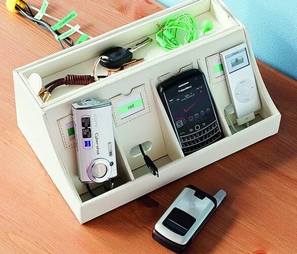 Телефон зарядка ванна. Коробка для зарядок. Органайзер для хранения зарядных устройств. Коробка для зарядных устройств. Место для зарядных устройств.