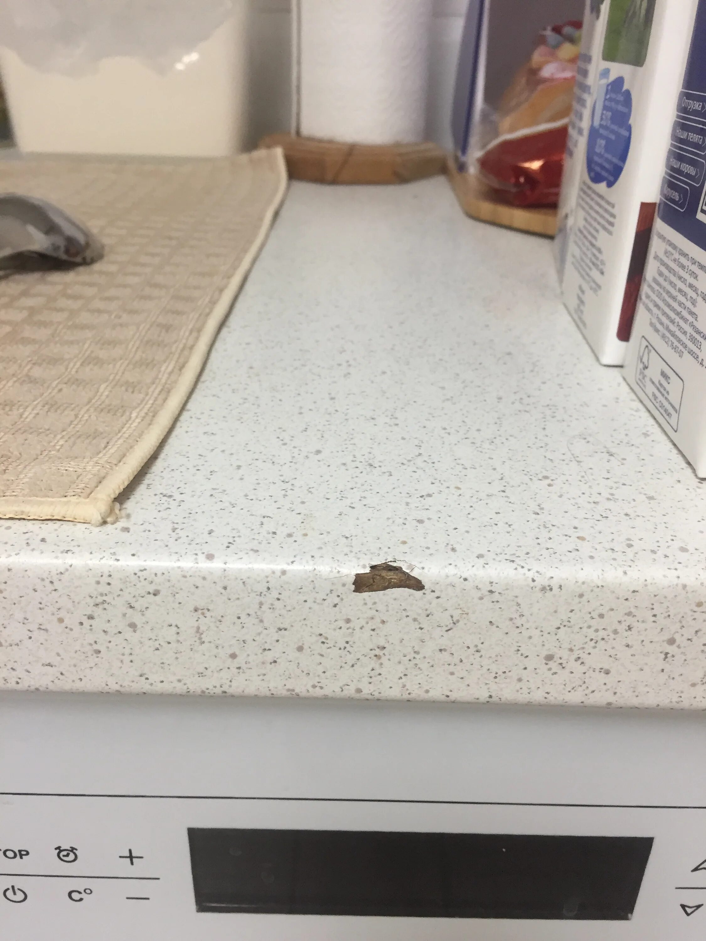 Скол на столешнице. Сколы на лдсп. Скол на пластиковой столешнице. Сколы на лдсп. Сколы на мебели из дсп.