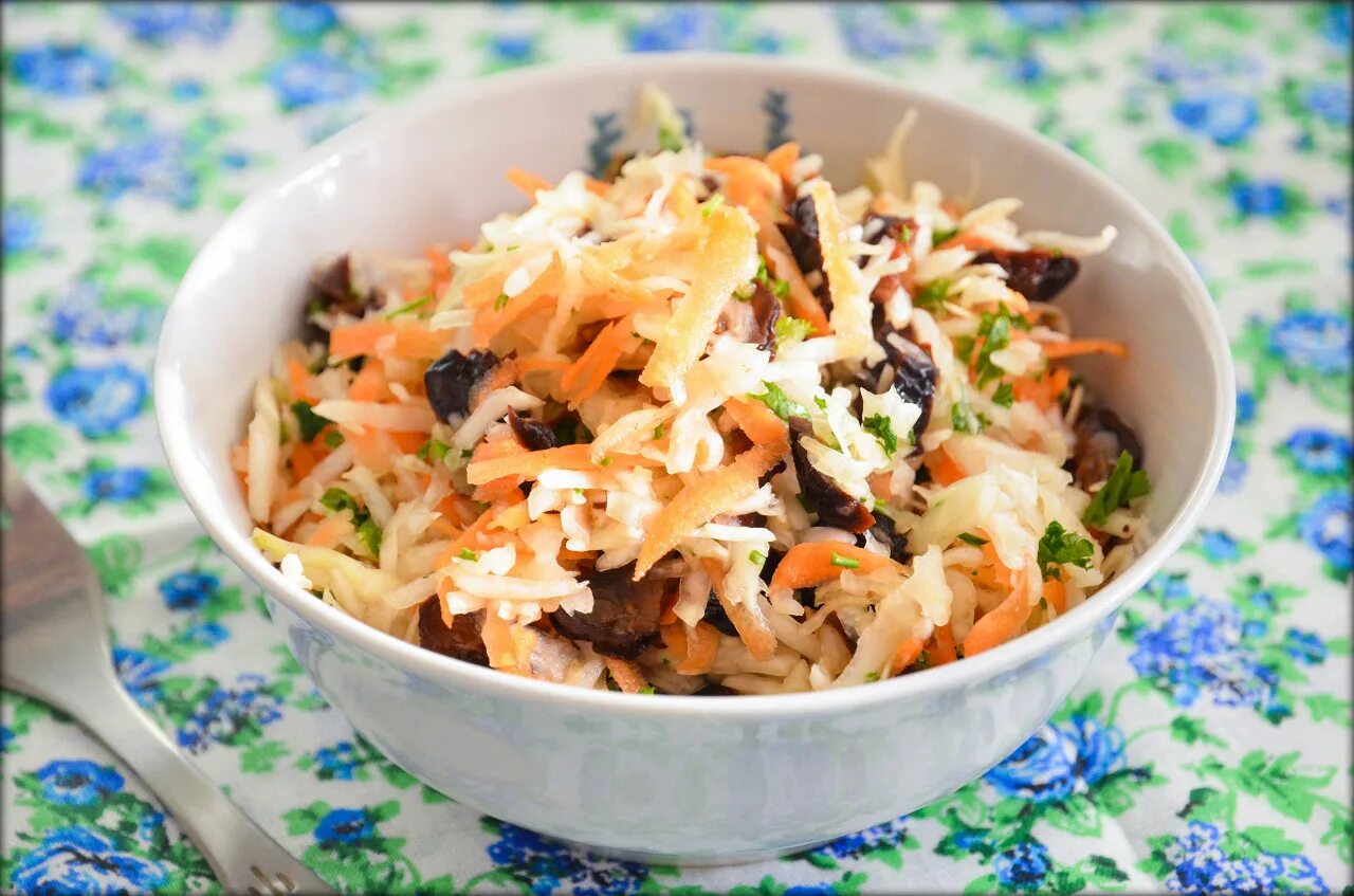 Капуста с грецкими орехами. Салат капуста грецкие орехи. Салат капуста грецкие орехи. Салат капуста грецкие орехи. Салат с морковью и грецкими орехами.