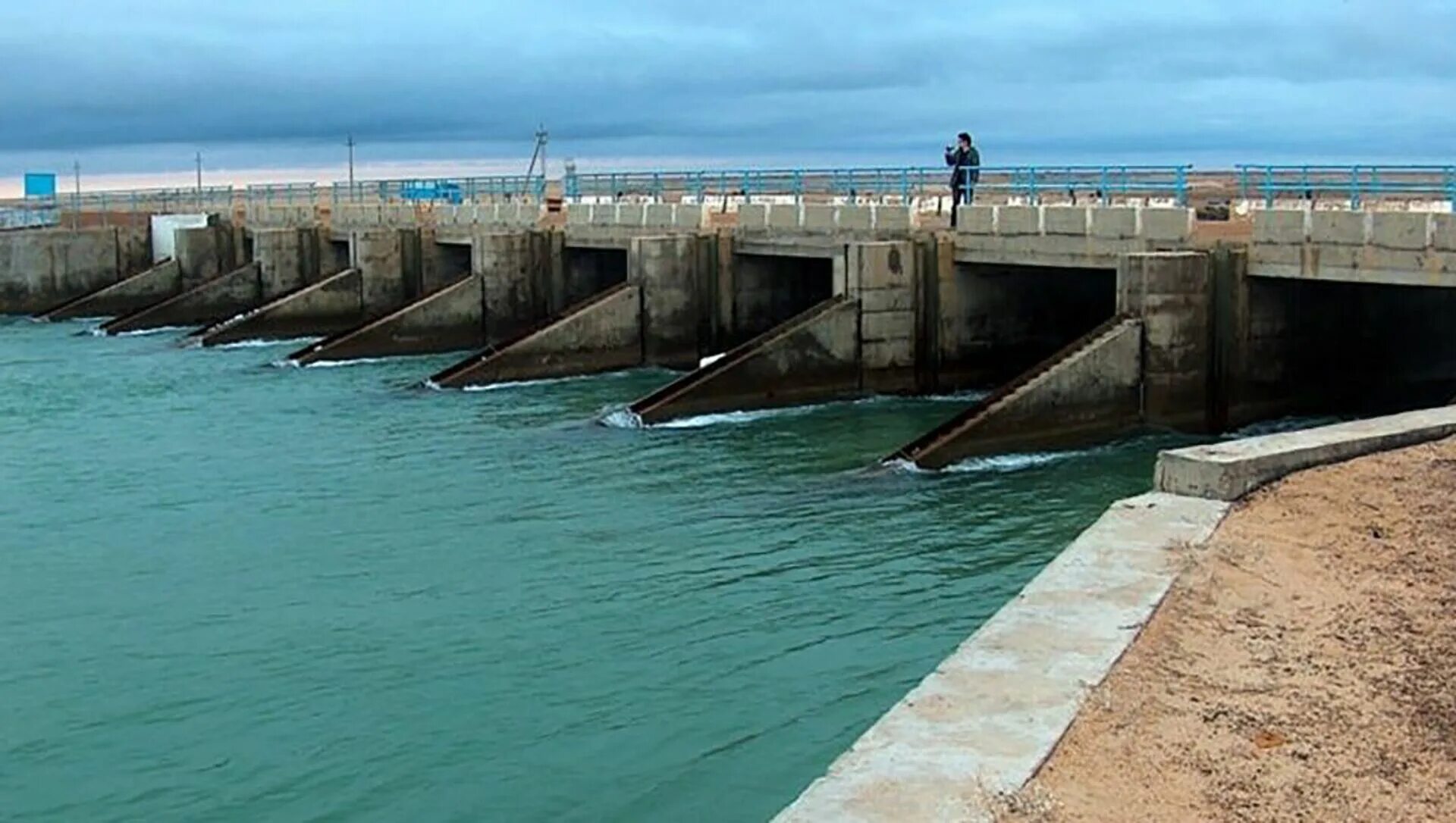 Морская дамба. Цунаминогенные наводнения. Каттакурган водохранилище. Море дамба. Морская ламба.