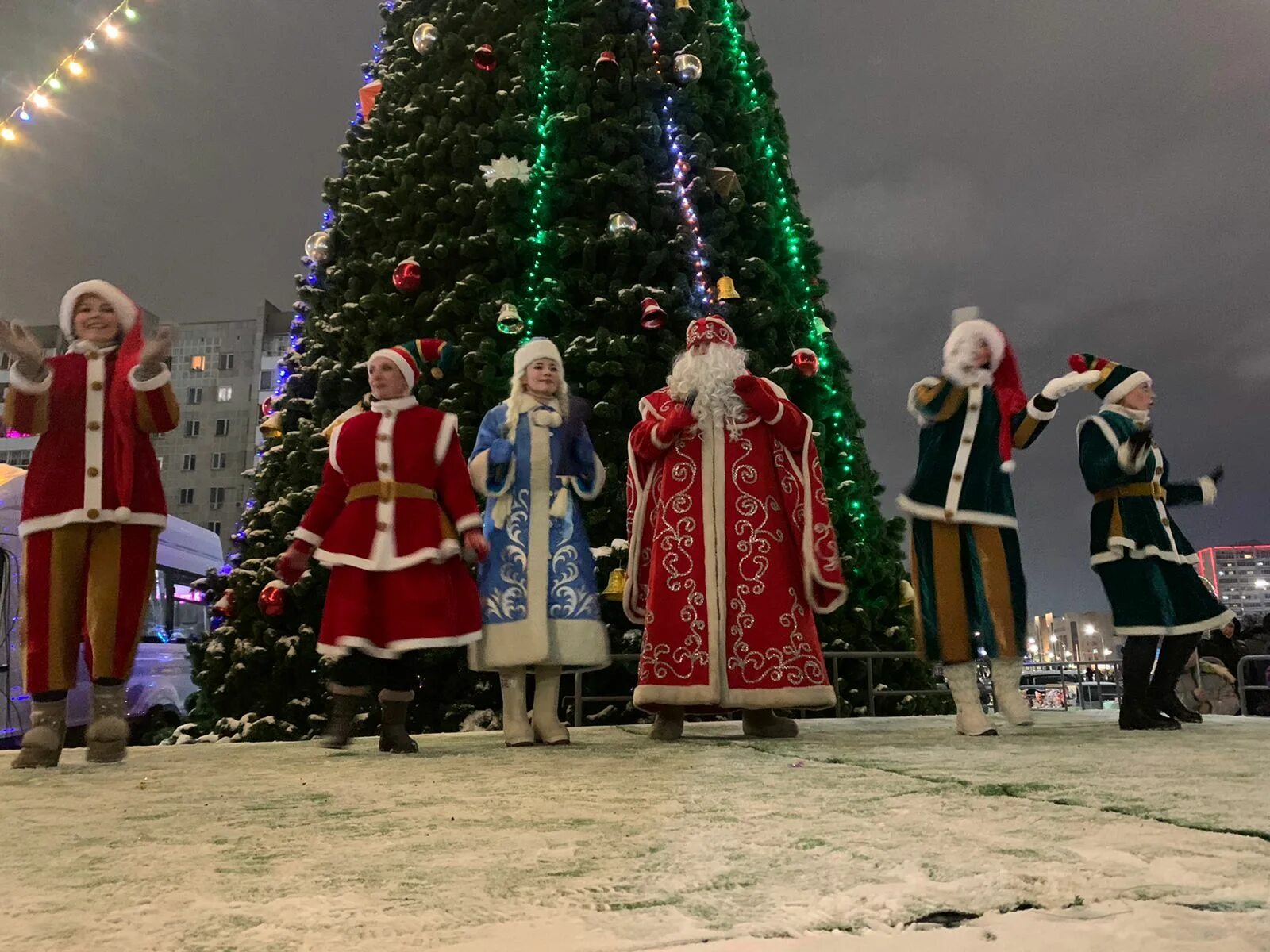 могилев новогодняя елка. зажжение елки в якутске. городская новогодняя елка томск. зимний хоровод. праздник новый год зажигает елки.