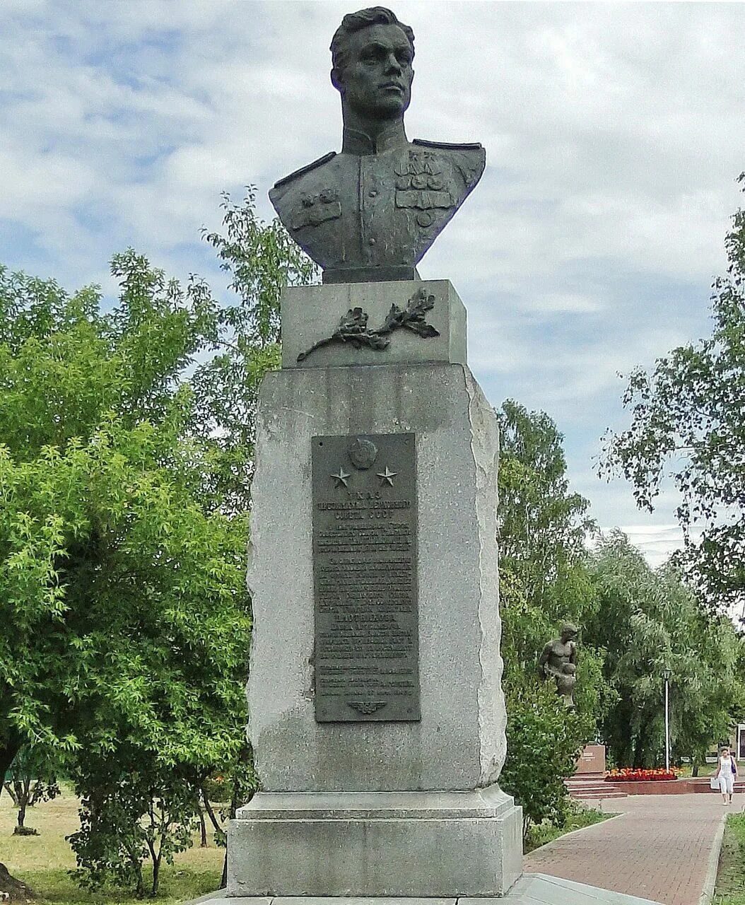 П а плотников. Памятник п а Плотникову в Барнауле. Памятник на площади свободы Барнаул. Бюст дважды героя советского Союза Барнаул.