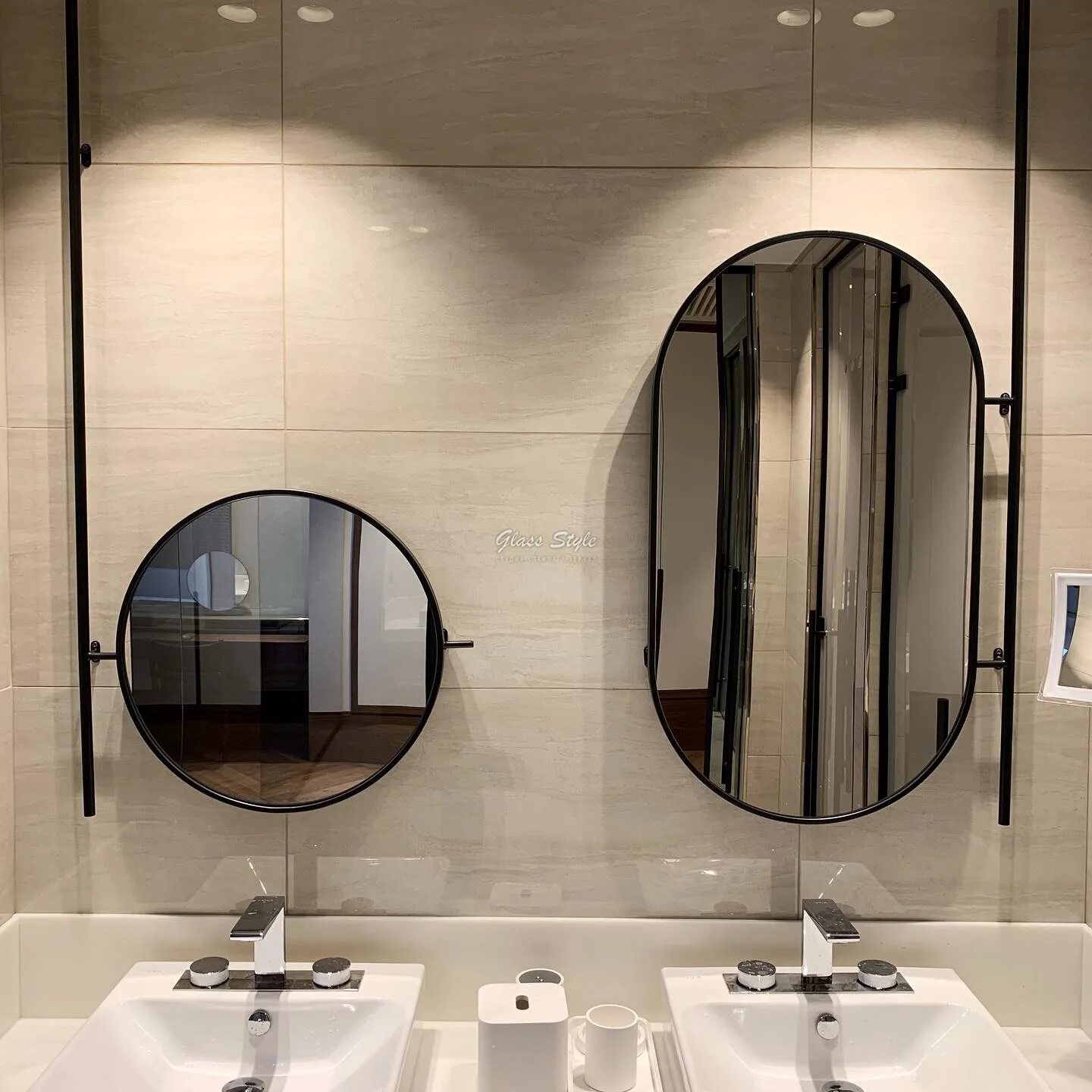 Зеркало официального сайта. Зеркало ajoure 65. Зеркало керамамане. Зеркало на ремне в интерьере ванной. Зеркало высокое.