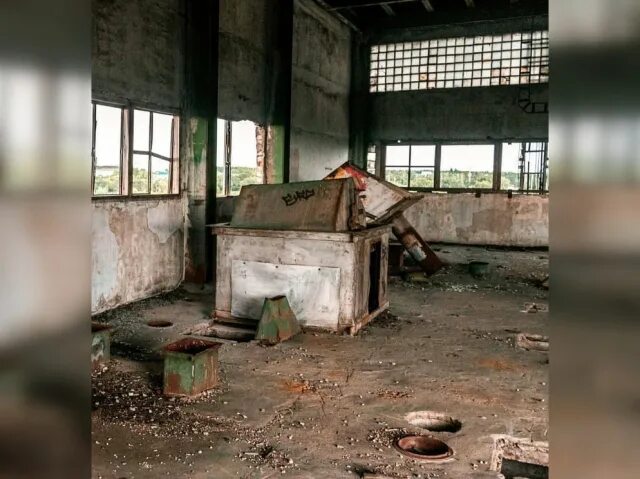 Внутри творится. Заброшки в сызрани. заброшка в сызрани. заброшенные места в городе сызрань. заброшенная многоэтажка внутри.