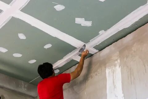 Как выровнять натяжной потолок