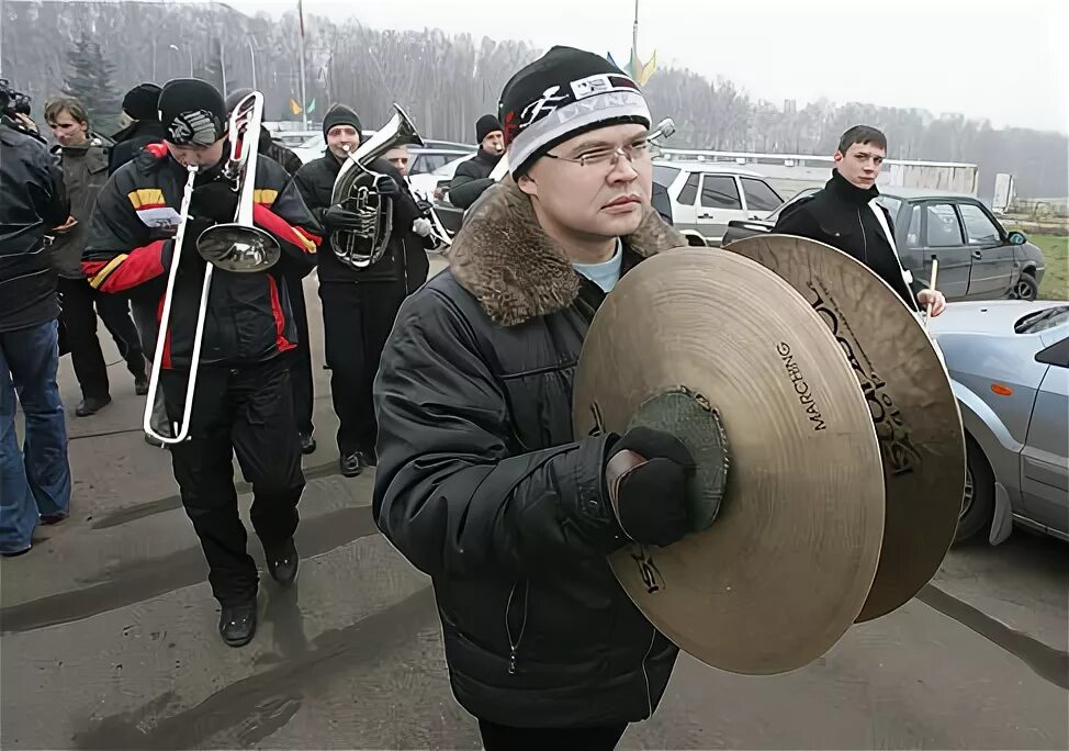 Похоронный оркестр на похоронах. Траурный оркестр. Духовой оркестр на похоронах. Тарелки похоронного оркестра.