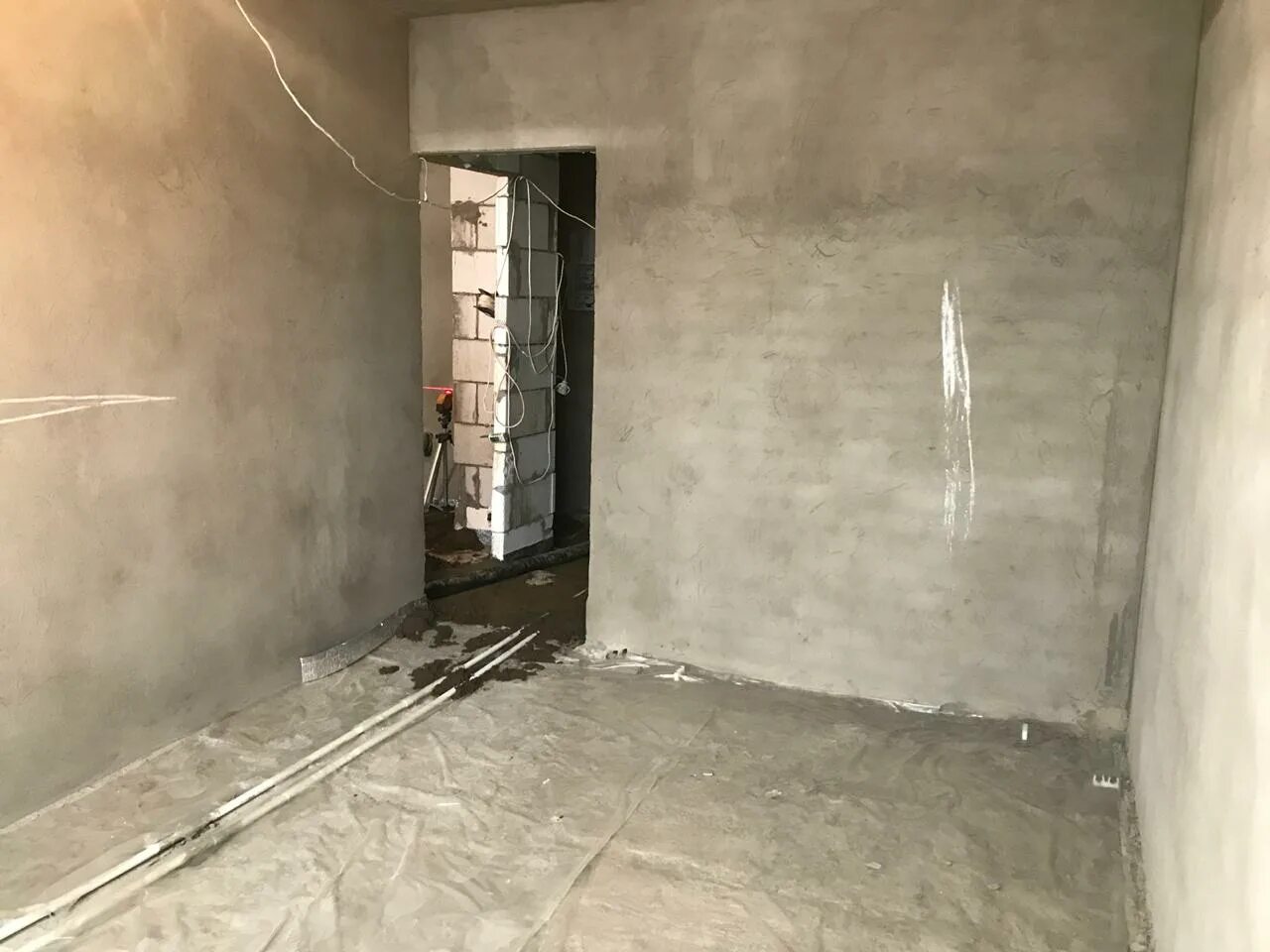 Черновая отделка со стяжкой пола. Бетонная стяжка пола в новостройке. Стяжка саратов полусухая. Полусухая стяжка пола. Стяжка черновая новостройка.