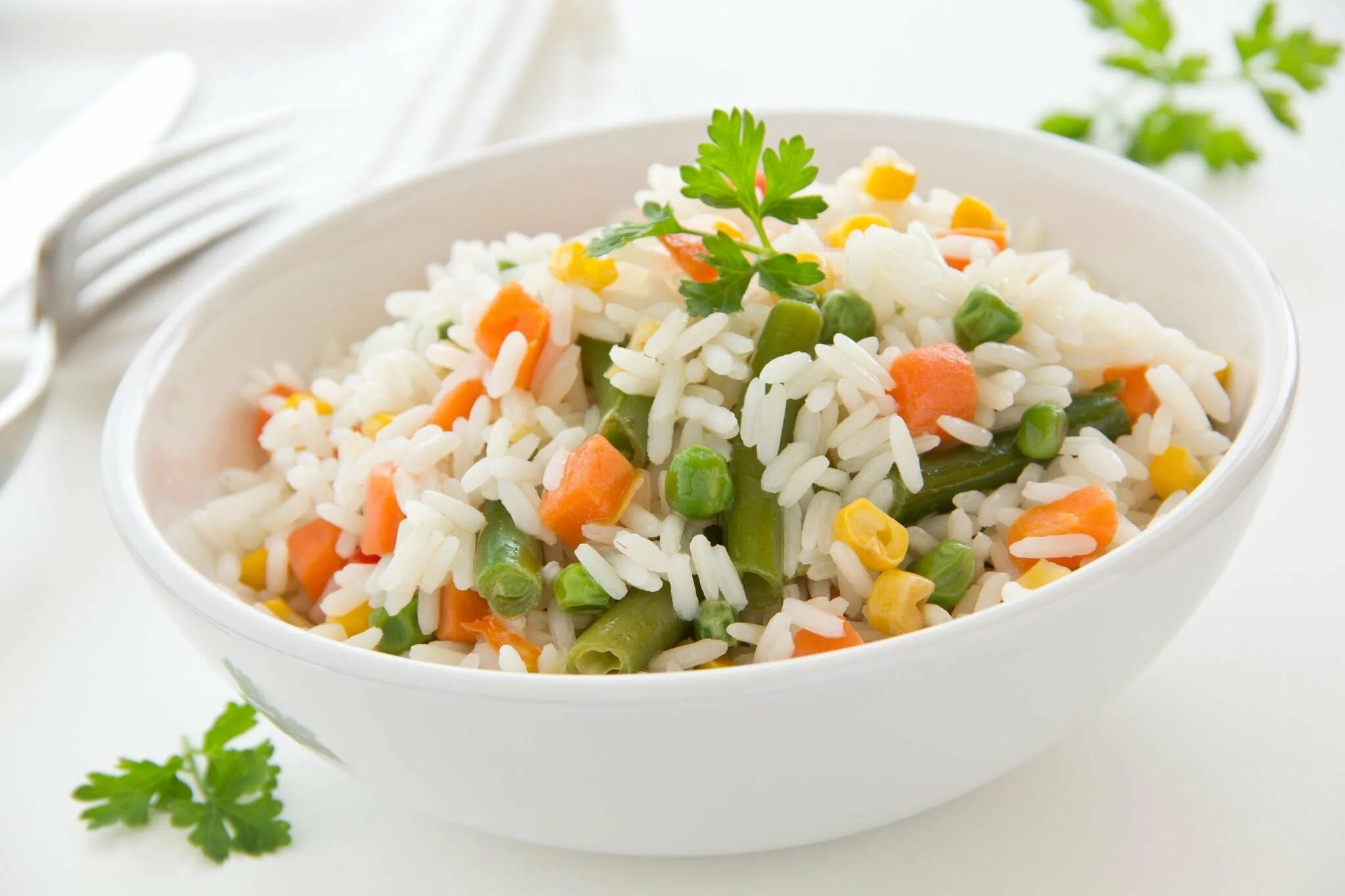 Rice vegetable. Рис с овощами на гарнир. Рис с овощами в тарелке. Варёный рис с овощами. Ризотто с овощами.