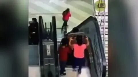 Ребенок упал с эскалатора