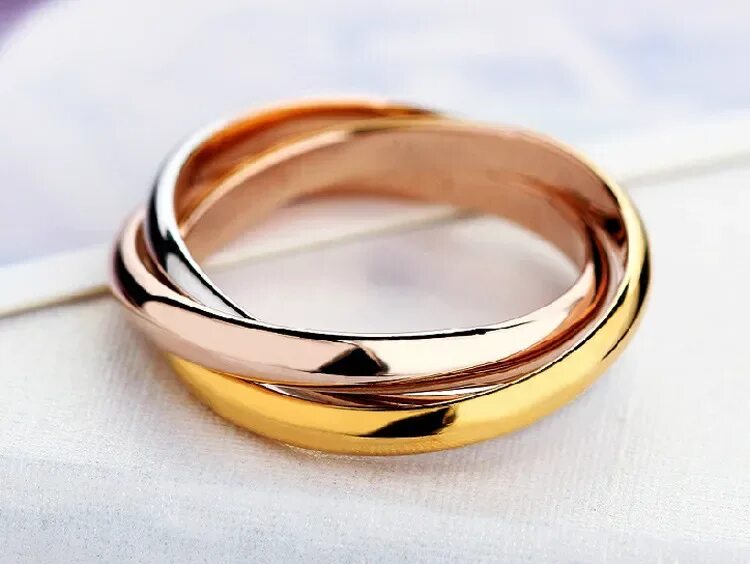 Кольцо обручальное женское. Тройное кольцо золотое. Обручальные кольца из двух видов золота. Кольцо из трех видов золота. Золотое обручальное кольцо во сне