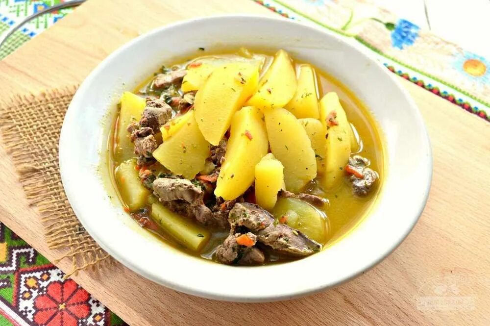 Как сделать картошку с печенью. Картошка тушеная с куриной печенью. тушеная картошка с печенкой куриной. печень тушеная с картофелем. куриная печень тушеная с картошкой.