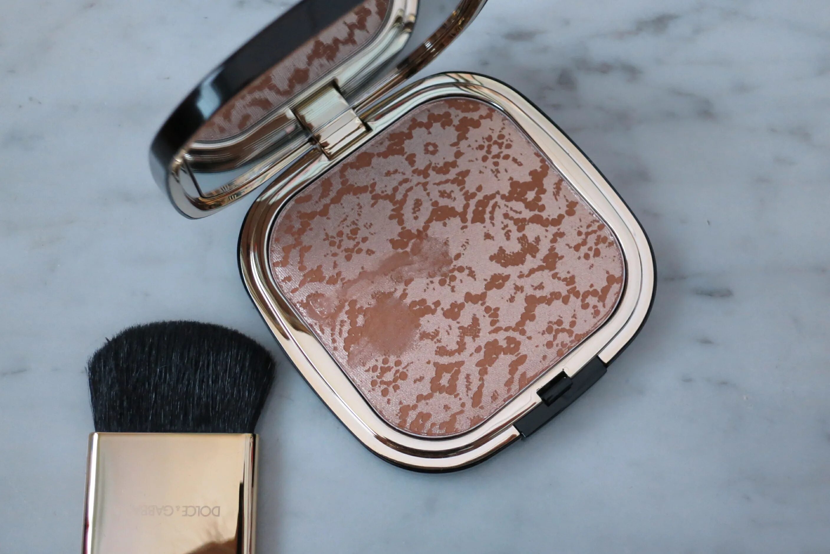 Dolce glow. Dolce gabbana бронзер. бронзер дольче габбана. пудра дольче габбана. dolce gabbana bronzing powder.