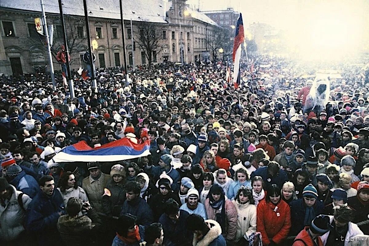 Бархатные революции 1989. Революция в Чехословакии 1989. Бархатная революция 1989 г в Чехословакии. Бархатная революция в Польше 1989.